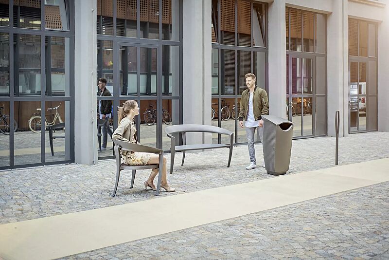 sitz-nastra__shoKAT0055565 Kollektion NASTRA bestehend aus Sitz, Sitzbank, Abfallbehälter und Poller