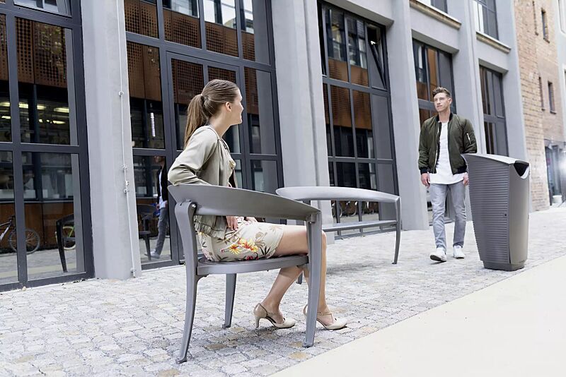 sitz-nastra__shoKAT0055566 Kollektion NASTRA bestehend aus Sitz, Sitzbank und Abfallbehälter