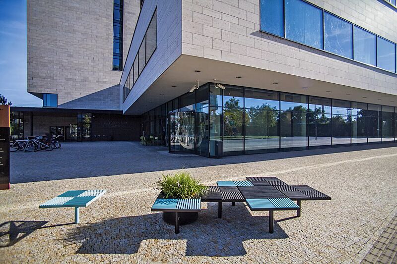 Sitz PIXEL CITÉ, bestehend aus verschiedenen Segmenten, in Holz- und Stahlausführung