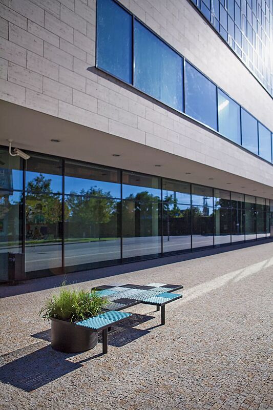 Sitz PIXEL CITÉ, bestehend aus verschiedenen Segmenten, mit Robinienholzbelattung in RAL 5024 pastellblau bzw. RAL 9011 graphitschwarz, Stahlteile in RAL 9011 graphitschwarz