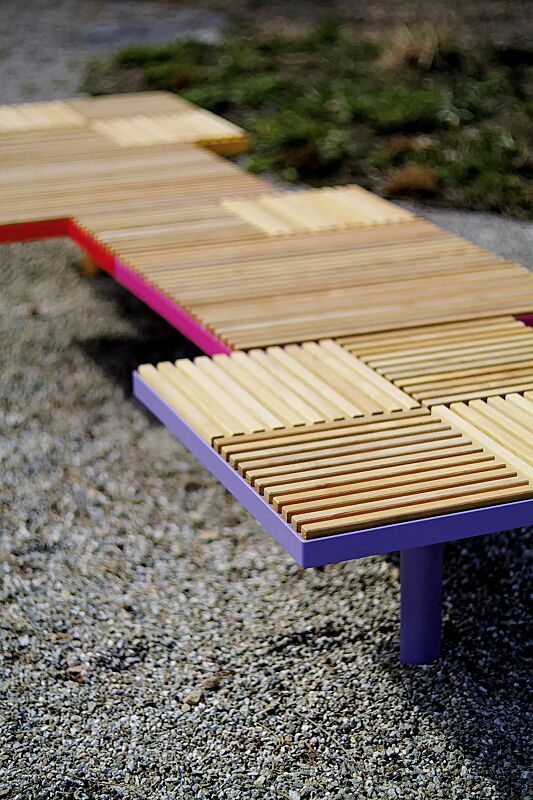 Sitz PIXEL CITÉ, bestehend aus verschiedenen Segmenten, mit Robinienholzbelattung, Stahlteile in RAL 2004 reinorange, RAL 3020 verkehrsrot, RAL 4010 telemagenta, RAL 4005 blaulila und RAL 1021 rapsgelb