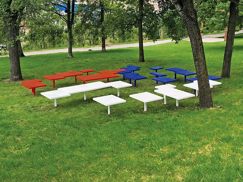 Sitz PIXEL CITÉ, bestehend aus verschiedenen Segmenten, mit Robinienholzbelattung, Holz- und Stahlteile in RAL 2008 hellrotorange, RAL 9003 signalweiß und RAL 5002 ultramarinblau