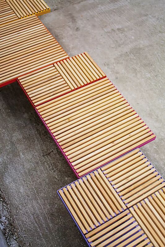 Sitz PIXEL CITÉ, bestehend aus verschiedenen Segmenten, mit Robinienholzbelattung, Stahlteile in RAL 2004 reinorange, RAL 3020 verkehrsrot, RAL 4010 telemagenta, RAL 4005 blaulila und RAL 1021 rapsgelb