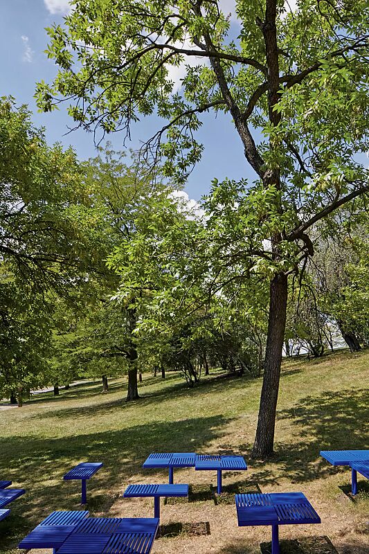 Sitz PIXEL CITÉ, bestehend aus verschiedenen Segmenten, mit Robinienholzbelattung, Holz- und Stahlteile in RAL 5002 ultramarinblau