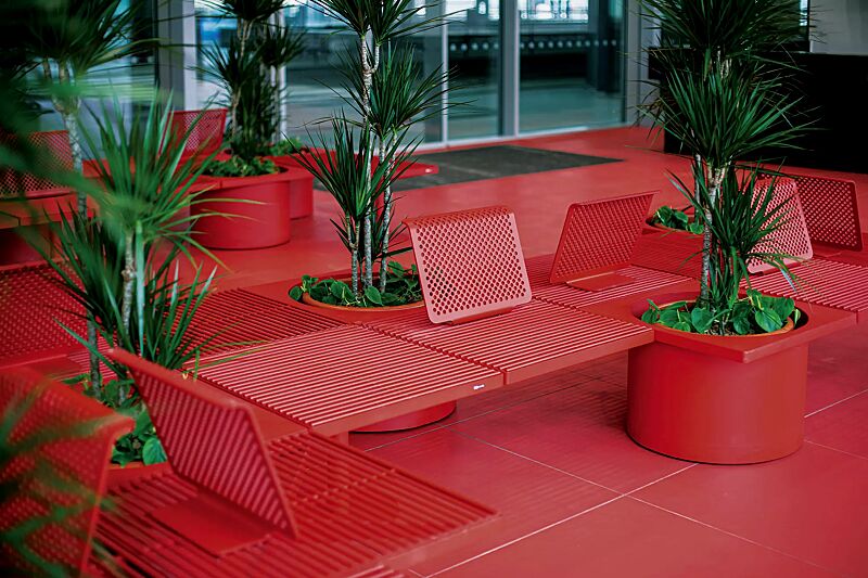 Sitz PIXEL CITÉ, 4 Segmente, Stahlteile in RAL 3020 verkehrsrot, mit Pflanzbehälter und Rückenlehne (Zubehör)