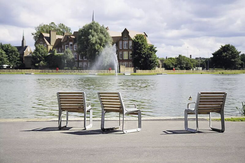 sitz-portiqoa__shoKAT0029927 Sitz PORTIQOA mit Rückenlehne, mit und ohne Armlehnen, mit Robinienholzbelattung