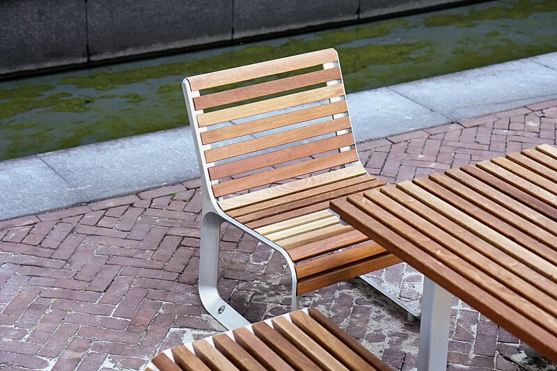 sitz-portiqoa__shoKAT0053695 Bank-Tisch-Kombination PORTIQOA bestehend aus einem Tisch, Sitz mit Rückenlehne, Sitzbank ohne Rückenlehne mit Jatobaholzbelattung