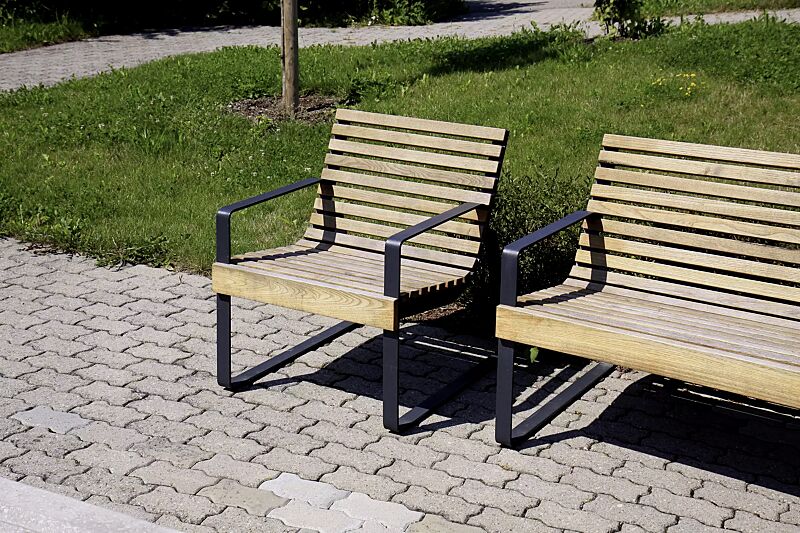 Sitz und Sitzbank PREVA URBANA mit Rückenlehne und Armlehnen, mit Robinienholzbelattung, Stahlteile in RAL 7016 anthrazitgrau