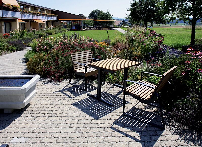 sitz-preva-urbana__shoKAT0063162 Sitz PREVA URBANA mit Rückenlehne und Armlehnen und Tisch PREVA URBANA mit Jatobaholzbelattung, Stahlteile in RAL 7016 anthrazitgrau