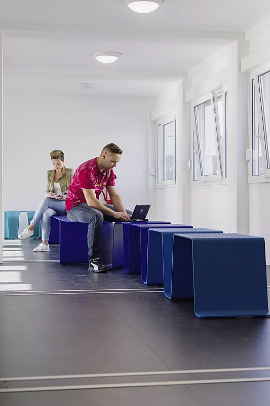 sitz-sinus__shoKAT0056301 Sitz SINUS gerade und gebogen, ohne Kunststoffnoppen, in RAL 5002 ultramarinblau und 5018 türkisblau (Sonderfarbe auf Anfrage)