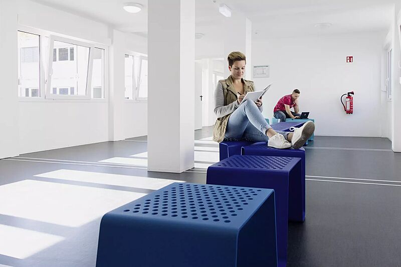 sitz-sinus__shoKAT0056302 Sitz SINUS gerade und gebogen, ohne Kunststoffnoppen, in RAL 5002 ultramarinblau und 5018 türkisblau (Sonderfarbe auf Anfrage)