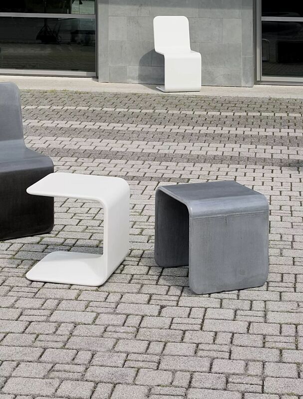 Sitze SPRING zum freien Aufstellen, aus UTC®-Beton, in weiß bzw. dunkelgrau und Sitze ROGER zum freien Aufstellen, aus UTC®-Beton, in weiß bzw. dunkelgrau