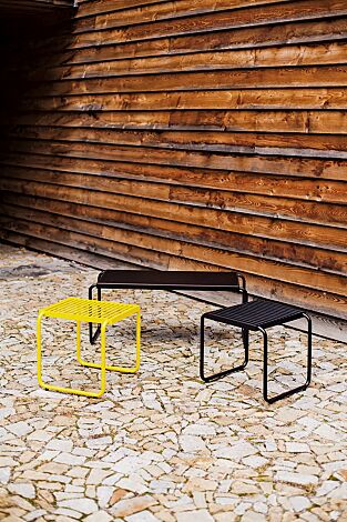 <div id=""container"" class=""container"">Sitz STACK ohne Rückenlehne, in RAL 1021 rapsgelb und RAL 9005 tiefschwarz sowie Tisch STACK mit HPL-Auflage in Black 0080, Stahlteile in RAL 9005 tiefschwarz</div>