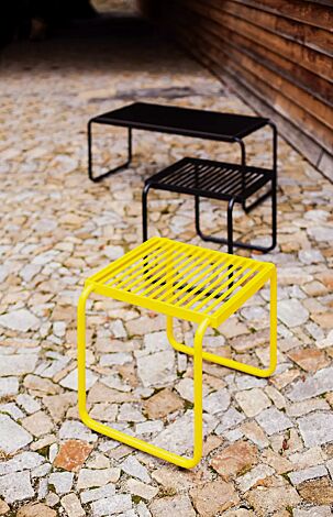 <div id=""container"" class=""container"">Sitz STACK ohne Rückenlehne, in RAL 1021 rapsgelb und RAL 9005 tiefschwarz sowie Tisch STACK mit HPL-Auflage in Black 0080, Stahlteile in RAL 9005 tiefschwarz</div>