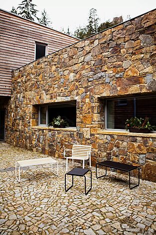 <div id=""container"" class=""container"">Sitz STACK ohne Rückenlehne und mit Rückenlehne und Armlehnen, mit Robinienholzbelattung, Stahlteile in RAL 9010 reinweiß und RAL 9005 tiefschwarz sowie Tisch STACK mit Robinienholzbelattung und HPL-Auflage in Black 0080, Stahlteile in RAL 9010 reinweiß und RAL 9005 tiefschwarz</div>