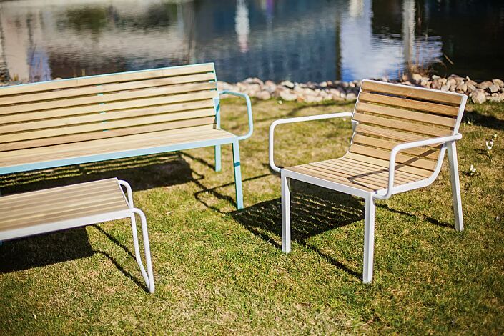 Sitz STACK mit Rückenlehne und Armlehnen sowie Sitzbank und Tisch STACK, mit Robinienholzbelattung, Stahlteile in RAL 6027 lichtgrün und RAL 9010 reinweiß