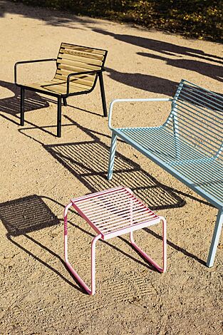 Sitz STACK ohne Rückenlehne und mit Rückenlehne und Armlehnen sowie Sitzbank STACK, mit Robinienholzbelattung, Stahlteile in RAL 3015 hellrosa, RAL 6027 lichtgrün und RAL 9005 tiefschwarz