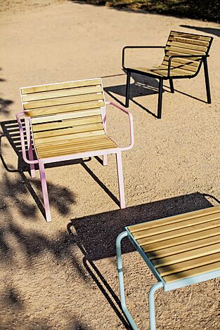 Sitz STACK mit Rückenlehne und Armlehnen sowie Tisch STACK, mit Robinienholzbelattung, Stahlteile in RAL 3015 hellrosa, RAL 6027 lichtgrün und RAL 9005 tiefschwarz