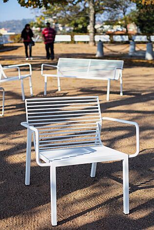 Sitz STACK mit Rückenlehne und Armlehnen sowie Sitzbank STACK, in RAL 9010 reinweiß