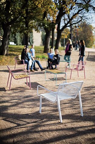 Sitz STACK mit Rückenlehne und Armlehnen sowie Tisch STACK, mit Robinienholzbelattung, Stahlteile in RAL 3015 hellrosa, RAL 6027 lichtgrün und RAL 9010 reinweiß