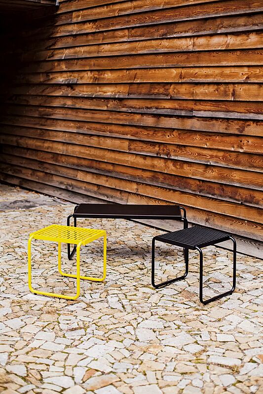 sitz-stack__shoKAT0061852 Sitz STACK ohne Rückenlehne, in RAL 1021 rapsgelb und RAL 9005 tiefschwarz sowie Tisch STACK mit HPL-Auflage in Black 0080, Stahlteile in RAL 9005 tiefschwarz