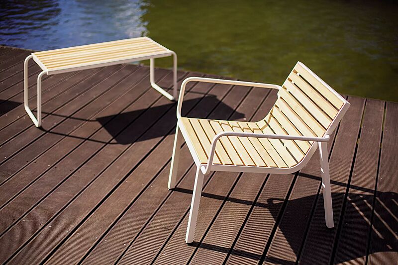 sitz-stack__shoKAT0061856 Sitz STACK mit Rückenlehne und Armlehnen sowie Tisch STACK, mit Robinienholzbelattung, Stahlteile in RAL 9010 reinweiß