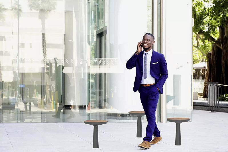 Sitzhocker TEO mit Sitzfläche aus Holz, Gusseisenteile in RAL 7011 eisengrau