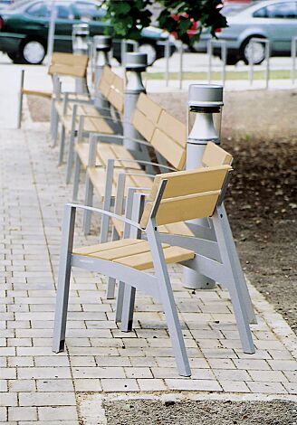 Sitz VERA mit Rückenlehne und Armlehnen, mit Robinienholzbelattung, Stahlteile in RAL 9007 graualuminium.