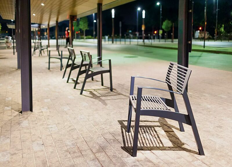 sitz-vera__shoKAT0051989 Sitz VERA mit Rückenlehne und Armlehnen, Rundstahlauflage in RAL 9007 graualuminium, Stahlteile in RAL 7016 anthrazitgrau (zweifarbig auf Anfrage)