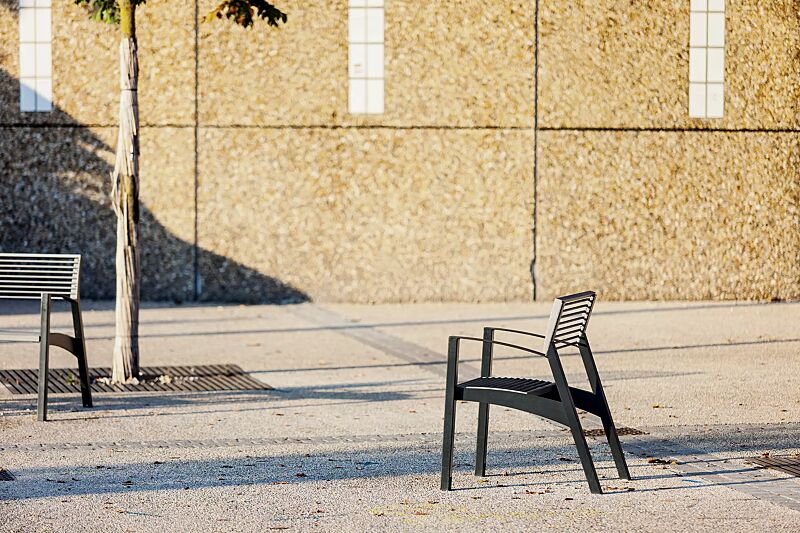 sitz-vera__shoKAT0051991 Sitz VERA mit Rückenlehne und Armlehnen, Rundstahlauflage in RAL 9007 graualuminium, Stahlteile in RAL 7016 anthrazitgrau (zweifarbig auf Anfrage)