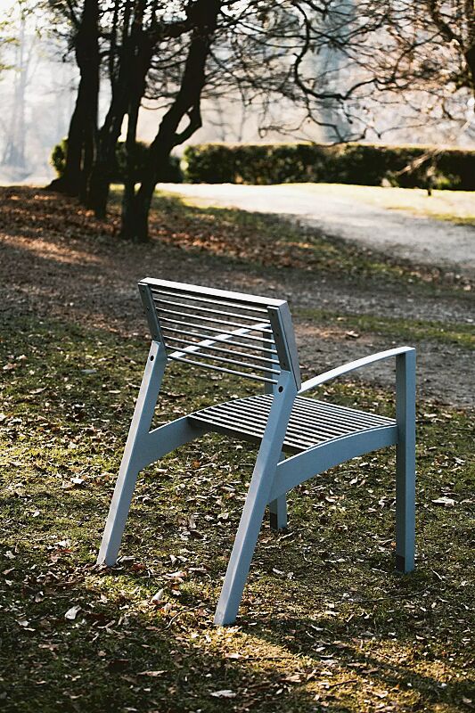 sitz-vera__shoKAT0052006 Sitz VERA mit Rückenlehne und Armlehnen, Rundstahlauflage in RAL 9007 graualuminium, Stahlteile in RAL 9006 weißaluminium (zweifarbig auf Anfrage)