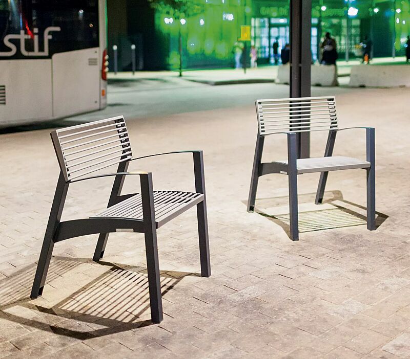 Sitz VERA mit Rückenlehne und Armlehnen, Rundstahlauflage in RAL 9007 graualuminium, Stahlteile in RAL 7016 anthrazitgrau (zweifarbig auf Anfrage)