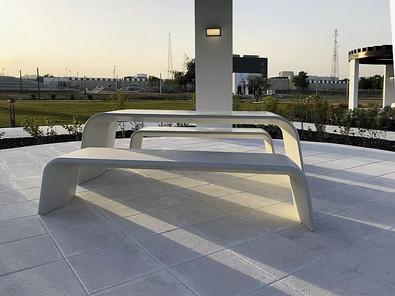 Sitzbank ALBA aus UTC®-Beton, in weiß und Tisch AURORA