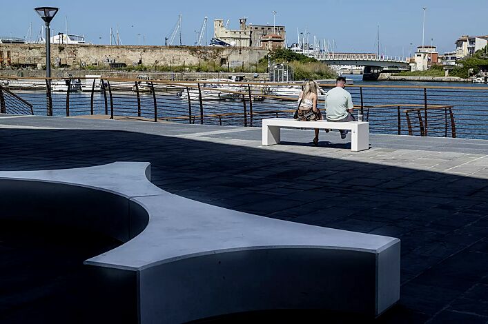 Sitzbank ANDROMEDA ohne Rückenlehne, Beton mit transparenter Beschichtung in naturweiß - 18 sowie Sitzinsel FOLIA
