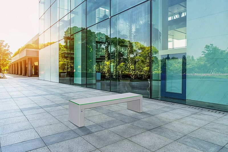 sitzbank-andromeda-smogeater__shoKAT0070671 Sitzbank ANDROMEDA SMOGEATER aus photokatalytischem Beton in weiß, Sitzfläche mit abgerundeten Kanten in hellgrün