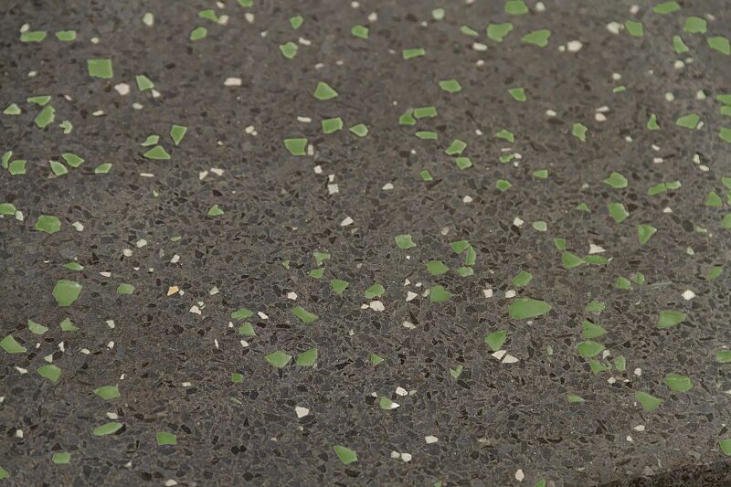 sitzbank-andromeda__shoKAT0071121 Detail: Beton schwarz mit grün lumineszierenden Partikeln