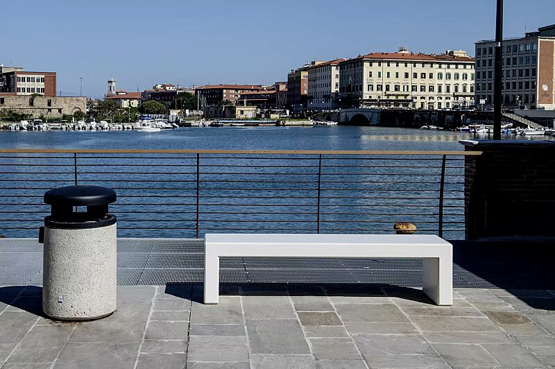 sitzbank-andromeda__shoKAT0071769 Sitzbank ANDROMEDA ohne Rückenlehne, Beton mit transparenter Beschichtung in naturweiß - 18 sowie Abfallbehälter GARDA