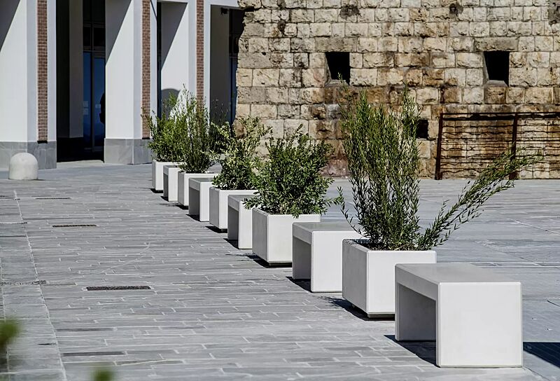 sitzbank-andromeda__shoKAT0071777 Sitzbank ANDROMEDA ohne Rückenlehne, Beton mit transparenter Beschichtung in naturweiß - 18 sowie Pflanzbehälter ANDROMEDA