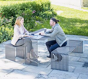 <div id="container" class="container">Kollektion ANZIO bestehend aus Sitzbank, Sitz, Tisch und Abfallbehälter, in eisenglimmergrau</div>