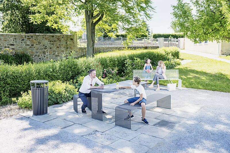 Kollektion ANZIO bestehend aus Sitzbänken, Sitz, Tisch und Abfallbehälter, in eisenglimmergrau