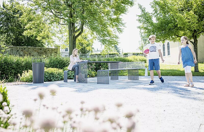 Kollektion ANZIO bestehend aus Sitzbank, Sitz, Tisch und Abfallbehälter