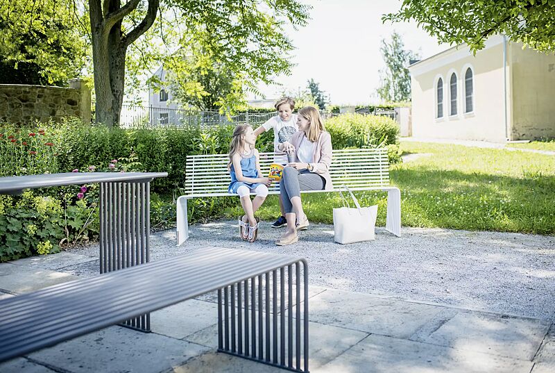 Sitzbank und Tisch ANZIO, in eisenglimmergrau bzw. in RAL 9003 signalweiß