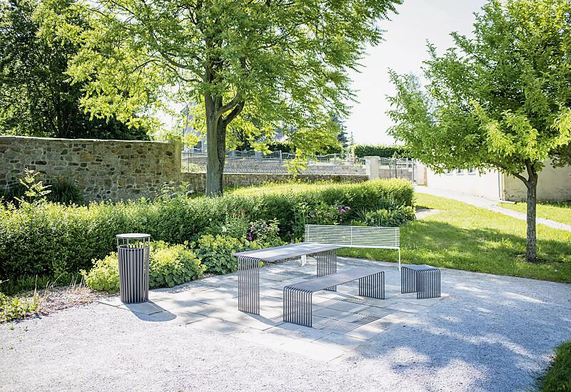 Kollektion ANZIO bestehend aus Sitzbank, Sitz, Tisch und Abfallbehälter, in eisenglimmergrau