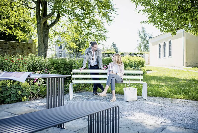 Kollektion ANZIO bestehend aus Sitzbank, Sitz und Tisch, in eisenglimmergrau bzw. in RAL 9003 signalweiß