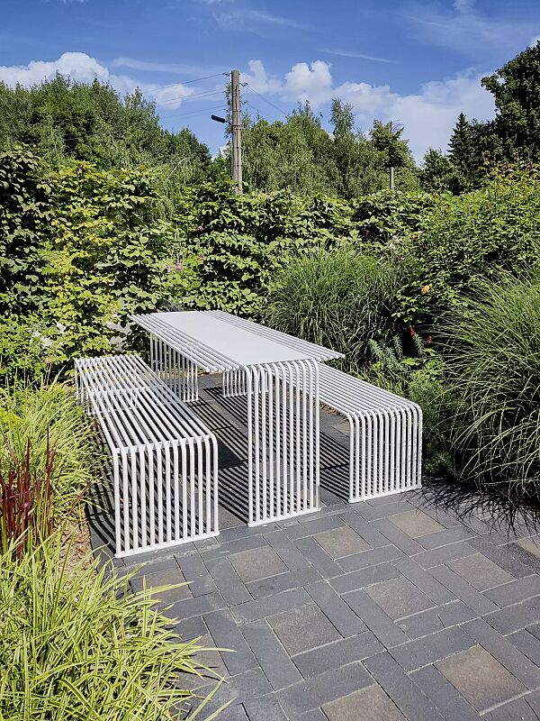 Sitzbank ANZIO ohne Rückenlehne und Tisch ANZIO in RAL 9003 signalweiß