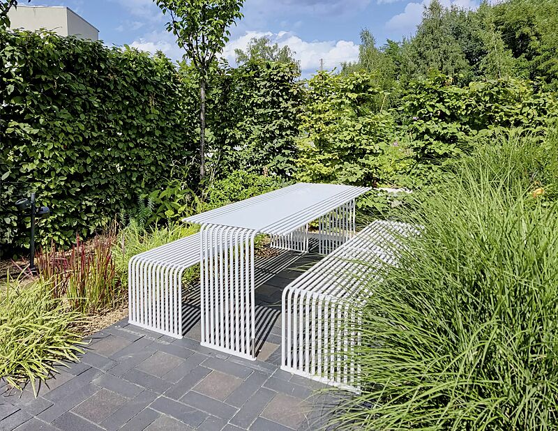 Sitzbank ANZIO ohne Rückenlehne und Tisch ANZIO in RAL 9003 signalweiß