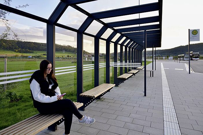 Sitzbank ARES zum Aufdübeln bei -200 mm, in DB 703 eisenglimmer, sowie Wartehalle SATURN