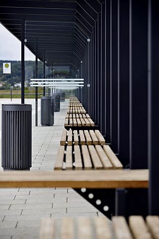 Sitzbank ARES zum Aufdübeln bei -200 mm, in DB 703 eisenglimmer, sowie Wartehalle SATURN