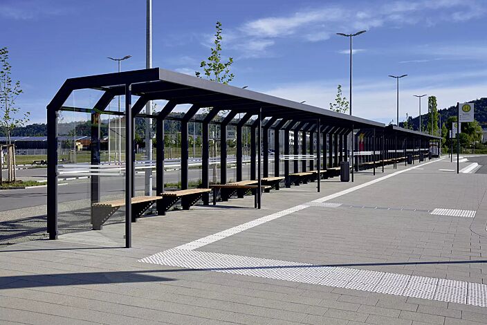 Sitzbank ARES zum Aufdübeln bei -200 mm, in DB 703 eisenglimmer, sowie Wartehalle SATURN