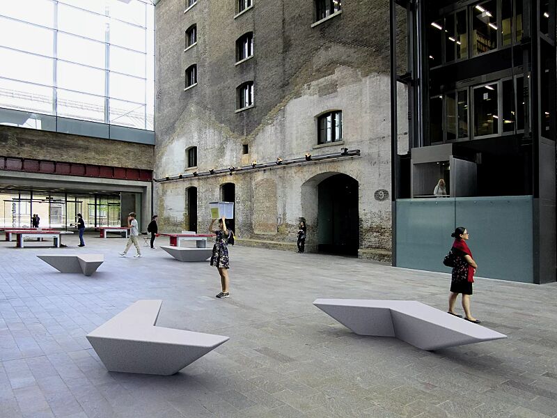 Sitzbank ARROW aus Beton, in Granitoptik weiß